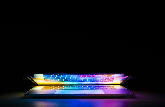 vizual spletnega učenja, laptop, zvezek, temno tehnološko ozadje